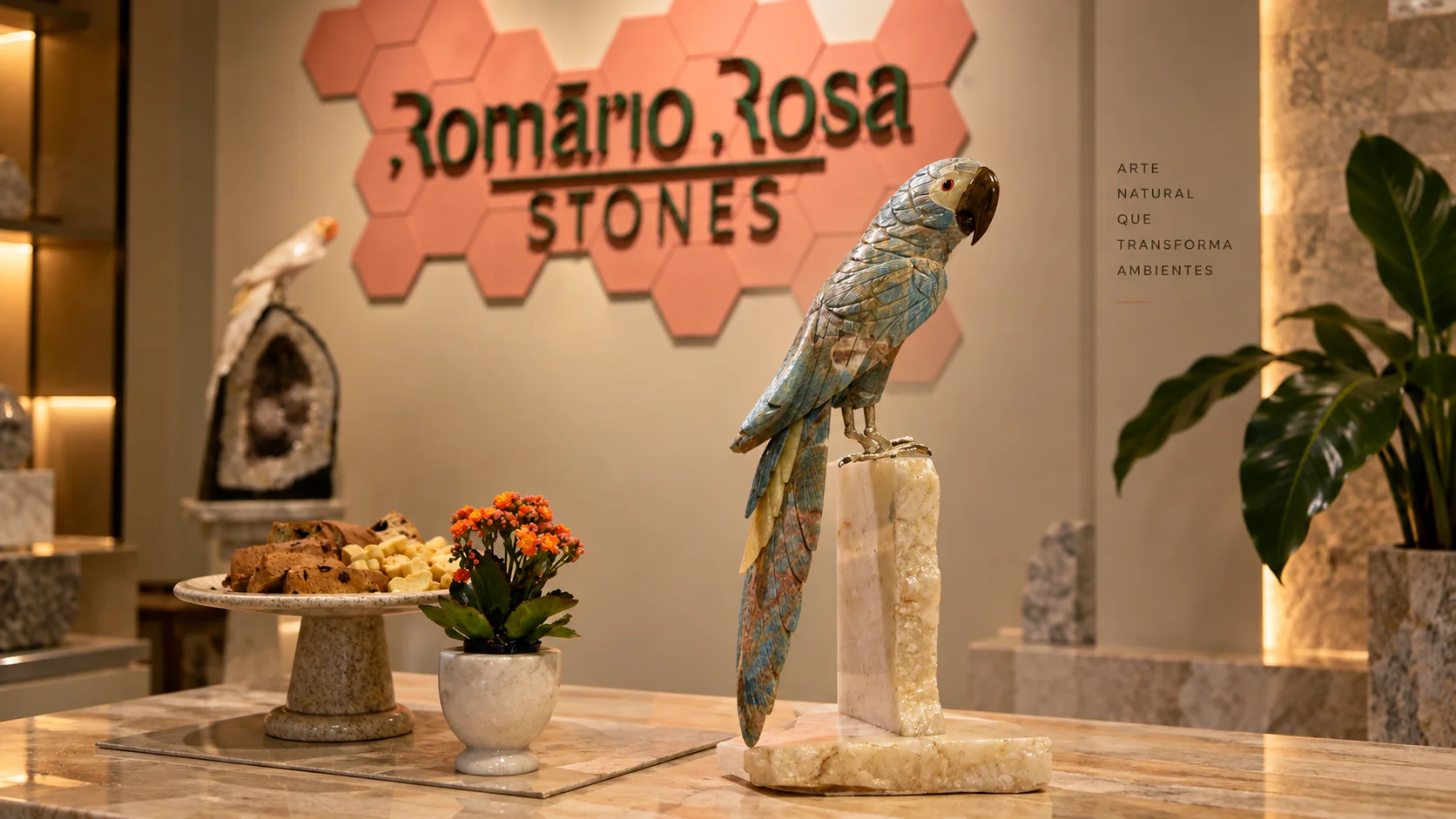 Arara esculpida em pedra natural em exposição no ateliê Romário Stones