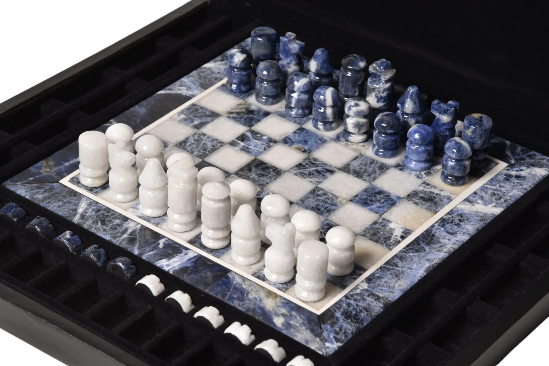 Tabuleiro de xadrez em sodalita azul e mármore branco com peças posicionadas