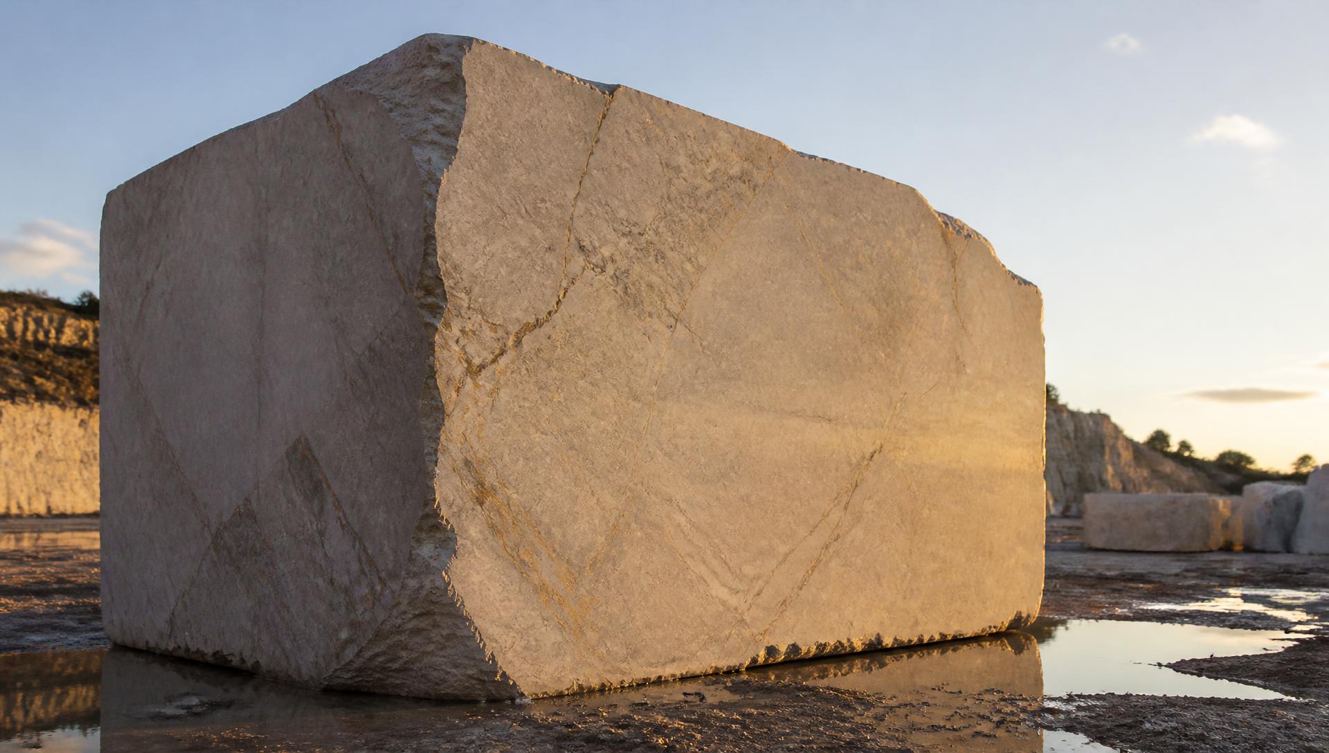 Bloco monumental de rocha natural em pátio ao entardecer